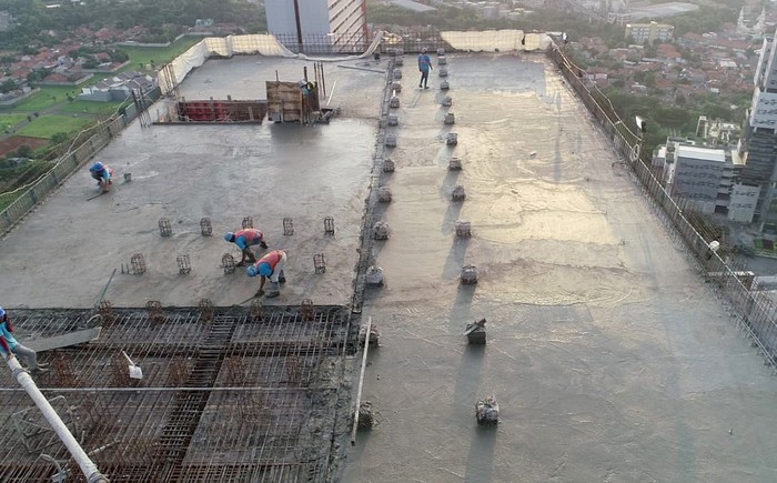 Proyek Properti Terus Jalan di Tengah Pandemi Corona Pandemi Corona yang melanda Dunia di awal 2020 juga berimbas ke semua sektor usaha di Indonesia. Termasuk sektor properti. Tapi proyek apartemen ini tetap terus berjalan demi memuaskan konsumen dan investornya.