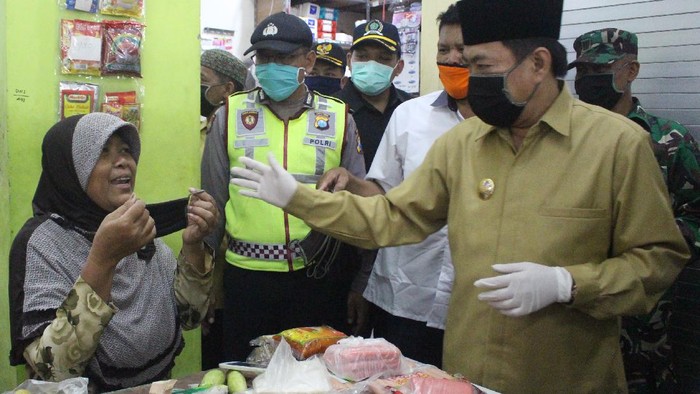 Plt Bupati Sidoarjo bagi-bagi masker ke warga