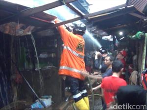 Diduga dari Kompor Meledak, 11 Ruko di Pasar Segiri Samarinda Hangus Terbakar