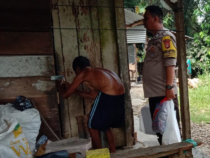 Anggota Polres Palopo Bripka Jacky membantu kakek Ambe Sabe