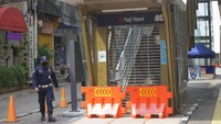 Petugas berdiri disamping pintu masuk stasiun MRT Jakarta yang tutup di Stasiun MRT H Nawi, Jakarta, Senin (20/4/2020). ANTARA FOTO/Reno Esnir