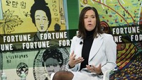 Terakhir ada Corie Barry sebagai chief executive officer dari Best Buy Co. Barry adalah satu-satunya segelintir wanita yang memimpin perusahaan Fortune 500. Dia sudah menikah dan memiliki dua anak. Di usianya yang baru 44 tahun, ia adalah salah satu CEO termuda dari sebuah perusahaan S&P 500. Sarah Silbiger/Bloomberg via Getty Images.