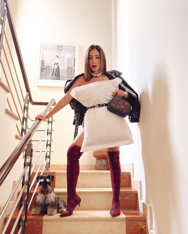 Influencer gaya hidup Ayla Dimitri menuai banyak pujian saat mengikuti #pillowchallenge, Ayla memberikan sentuhan tersendiri pada OOTD memakai bantal. Dia memakai boots, jaket kulit dan kalung mutiara. Channeling the hottest trend on 2020: LPD, Little Pillow Dress. With my personal furssistant next to me. #pillowchallenge, tulisnya di keterangan foto. Foto: Instagram