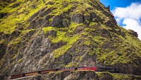 Jalur kereta ini dulunya ditentang warga. Tapi, pengerjaan terus dilakukan sampai selesai. Entah berkaitan atau tidak, jalur keret aitu selesai dibangun dan telah menewaskan 2.000 pekerjanya. (tren Ecuador)