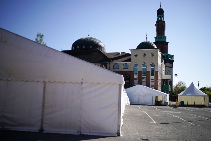 Tempat Parkir Masjid Birmingham Jadi Kamar Mayat Darurat Parkiran Masjid Jamia Tengah Ghamkol Sharif di Birmingham Inggris dijadikan kamar jenazah darurat untuk korban meninggal akibat Corona. Begini potretnya.