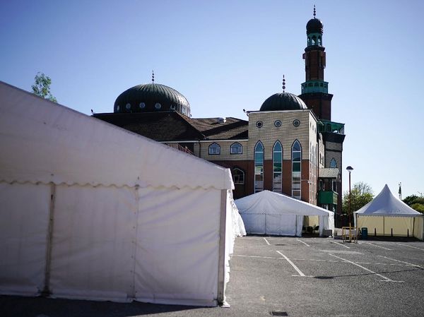 Parkiran Masjid di Birmingham Jadi Kamar Mayat Darurat