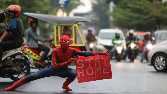 Spiderman hingga superhero Indonesia kampanye di jalanan Makassar meminta warga petuh anjuran tetap di rumah untuk memutus mata rantai Corona