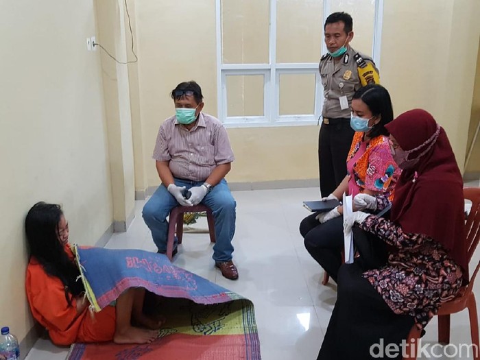 Wulan saat diperiksa psikolog di ruang tahanan Polda Sumsel (dok. Istimewa)