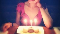 Intip juga senyuman manis wanita berusia 38 tahun ini saat merayakan ulang tahun dengan beberapa kue dan lilin. Foto: Instagram @raazharita