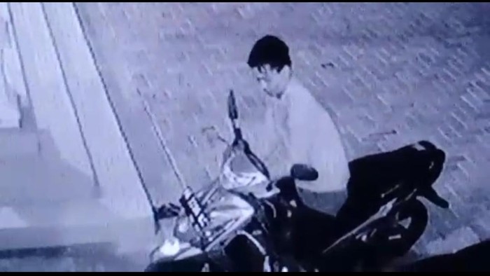 Pencuri motor di Kulon Progo tertangkap kamera CCTV, Minggu (20/4/2020).