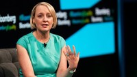 Amerika masih punya Julie Sweet yang merupakan chief executive officer dari Accenture dan melayani sebagai dewan direksi perusahaan. Sebelum menjadi CEO pada September 2019, Julie menjabat sebagai kepala eksekutif bisnis Accenture di Amerika Utara, pasar geografis terbesar perusahaan. Di luar Accenture, Julie adalah pemimpin dalam berbagai topik termasuk inovasi, dampak teknologi pada bisnis, dan inklusi dan keragaman. Mark Kauzlarich/Bloomberg via Getty Images.