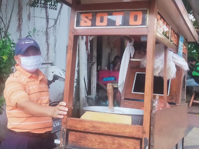 Penjual soto di surabaya setuju psbb