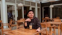 Dalam meng-cover lagu, Billy kerap berduet dengan penyanyi-penyanyi lain. Kalau ini momen Billy ketika ngopi. “Happiness is a cup of coffee🙂,” tulisnya. Foto: Instagram billyjoeava