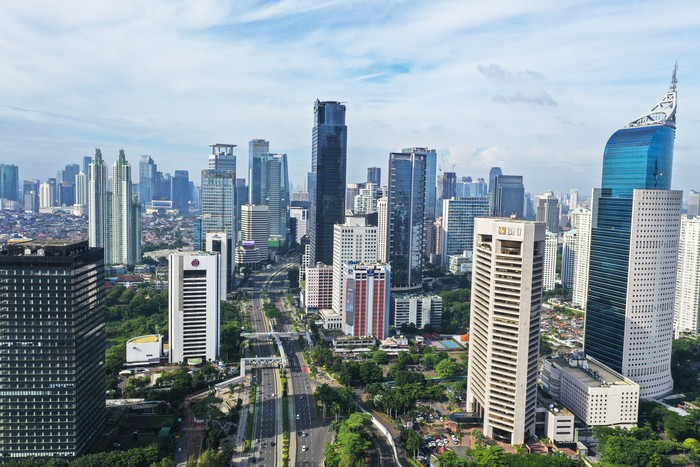 Emisi gas buang kendaraan kerap jadi biang kerok buruknya kualitas udara Jakarta. Jika memang demikian, pemerintah diharapkan turun tangan menanganinya.