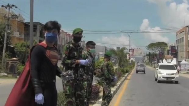 Kendari, 'Superman' asal Kendari bantu warga dengan masker