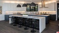 Jago memasak, tentu Chrissy Teigen sangat memperhatikan penampilan dapurnya. Pada  ia memiliki tampilan dapur dengan dominasi warna abu-abu dan putih. Foto: Insider