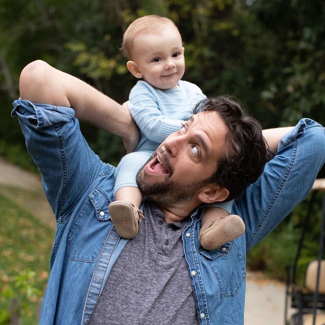Nick termasuk aktor broadway yang diperhitungkan. Namanya cukup populer setelah membintangi drama musikal yang mengadaptasi film Woody Allen Bullets Over Broadway di 2014. Perannya di situ membuat Nick dinominasikan di penghargaan Tony Awards. Foto: dok. Instagram