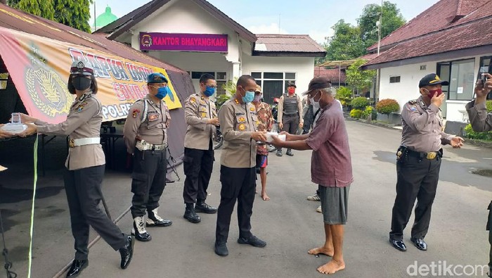 Polisi Kota Kediri membuat dapur umum di halaman wisma kapolres. Dapur umum tersebut sebagai wujud kepedulian terhadap warga terdampak Corona.