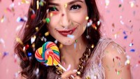 Terakhir ini senyuman cantik Rahma dengan tema penuh warna dan permen lolipop saat jadi bintang iklan kosmetik milik Medina Zein. Foto: Instagram @raazharita