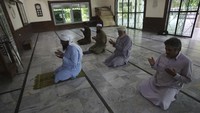 Anak-anak dan warga yang berusia 50 tahun tidak diizinkan untuk shalat di masjid, juga warga yang sakit demam, flu dan batuk dilarang untuk mendatangi masjid. AP Photo/Muhammad Sajjad