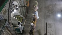 Pemerintah juga akan meninjau kembali keputusan tersebut jika nantinya terjadi peningkatan tajam pada kasus virus corona. AP Photo/K.M. Chaudhry