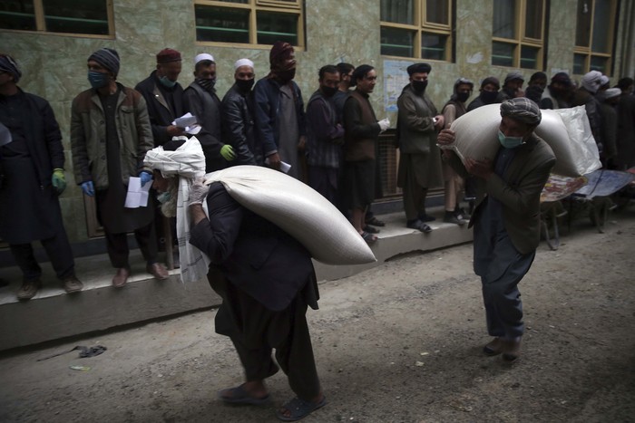 Berbagi Jelang Ramadhan, Pekerja Harian Afghanistan Terima Gandum Gratis Para pengusaha Afghanistan turut berbagi jelang datangnya bulan Ramadhan. Mereka membagikan gandum kepada para pekerja harian di negara tersebut.
