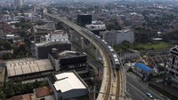 Rangkaian kereta MRT dan sejumlah kendaraan melintas di kawasan Fatmawati, Jakarta Selatan. ANTARA FOTO/Sigid Kurniawan