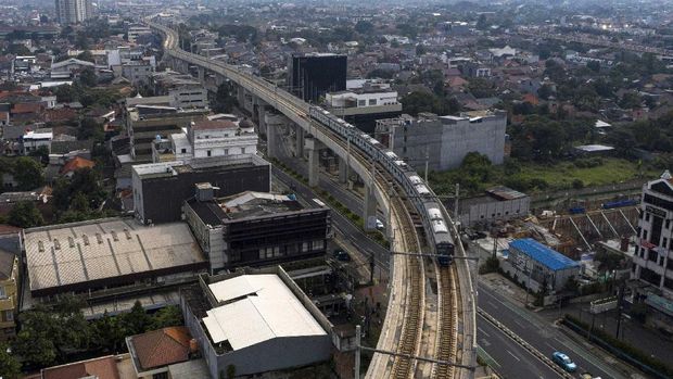 PT MRT Jakarta batasi operasional MRT guna dukung penerapan PSBB DKI Jakarta. Tiga Stasiun MRT pun ditutup terkait pembatasan operasional tersebut.