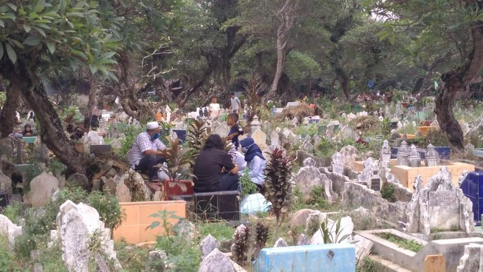 Para pedagang bunga untuk ziarah kubur di Medan (Datuk Haris-detikcom) Para pedagang bunga untuk ziarah kubur di Medan (Datuk Haris-detikcom)
