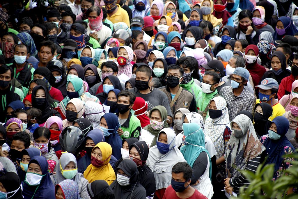Sejumlah warga ramai-ramai mengantre untuk mendapatkan sembako di gedung Baznas Kabupaten Bogor, Jawa Barat. Berikut penampakannya.