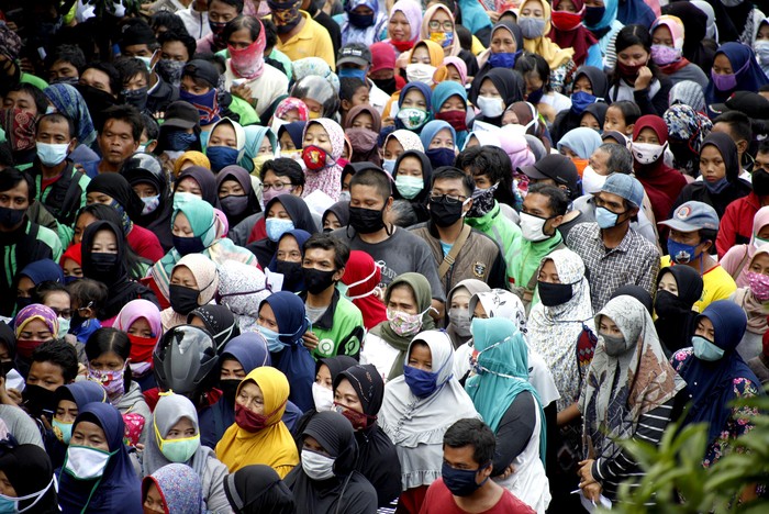 Warga Bogor Ramai-ramai Antre Sembako di Masa PSBB Bodebek Sejumlah warga ramai-ramai mengantre untuk mendapatkan sembako di gedung Baznas Kabupaten Bogor, Jawa Barat. Berikut penampakannya.