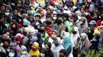 Abaikan Social Distancing, Warga Bogor Berdesakan Antre Sembako