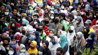 Warga pun akhirnya nekat berbondong-bonndong menyerbu pembagian sembako tanpa ada jaga jarak fisik. Pembagian 500 paket sembako terdiri dari 5 Kg beras dan 10 mie instan itu untuk meringankan beban warga yang terdampak pandemi COVID-19. 