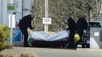Beberapa korban ditemukan berada di dalam dan luar sebuah rumah di Portapique. Andrew Vaughan/The Canadian Press via AP.