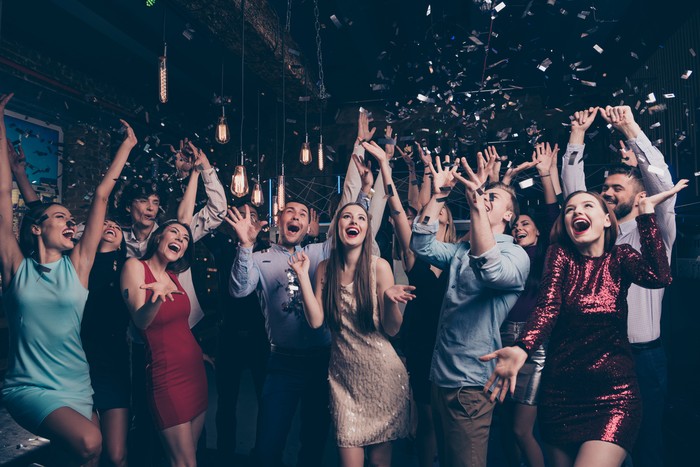 Ilustrasi Pesta Prom Nice-looking attractive gorgeous glamorous elegant stylish cheerful cheery, positive girls and guys having fun bachelor graduate occasion in fashionable luxury place night-club indoors