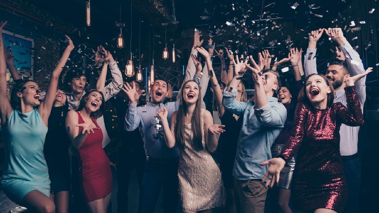 Ilustrasi Pesta Prom Nice-looking attractive gorgeous glamorous elegant stylish cheerful cheery, positive girls and guys having fun bachelor graduate occasion in fashionable luxury place night-club indoors