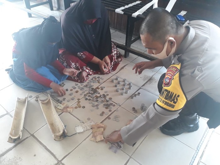 Siswi SD di Sumbar sumbangkan celengannya demi bantu tenaga medis (Jeka Kampai-detikcom)