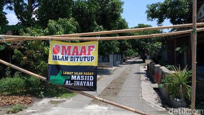 Portal dipasang di jalan kampung Desa Jelobo, Kecamatan Wonosari, Klaten