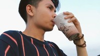 Slurpp! Minuman cokelat membuat Billy fokus menikmatinya. Foto: Instagram billyjoeava