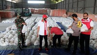 Untuk menanggulangi hal tersebut, Panutan mengungkapkan pemerintah akan melakukan beberapa upaya, seperti mempercepat belanja negara dan mendorong program padat karya. Selanjutnya, memperluas belanja dengan menambah manfaat bantuan sosial (bansos) seperti Kartu Sembako, hingga insentif di sektor pariwisata. ANTARA FOTO/Maulana Surya.