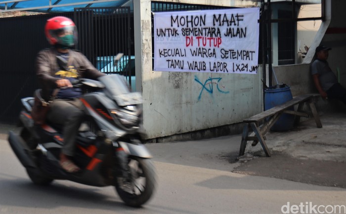 Sejumlah Gang Ditutup Jelang PSBB Kota Bandung Kota Bandung akan mulai menerapkan Pembatasan Sosial Berskala Besar (PSBB) pada 22 April mendatang. Sejumlah gang di kawasan itu pun telah ditutup sementara.