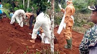 Korban sebelumnya bekerja sebagai penjual kacang rebus di daerah Parung Kabupaten Bogor. Sudah dilakukan rapid test hasilnya negatif, pihak medis juga telah mengambil sample dahak dari belakang hidung dan tenggorokan untuk memastikan pasien tersebut positif/tidaknya akibat COVID-19 dan sampel tersebut rencana segera dikirim ke pusat.