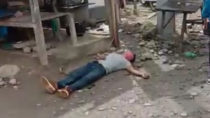 Tangkapan layar video viral pria tiba-tiba tergeletak di Polman.