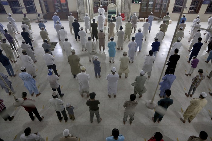 Salat Berjamaah Tetap Diizinkan, Pakistan Terapkan Pembatasan Sosial Pemerintah Pakistan mengambil langkah untuk mengizinkan warganya shalat berjamaah pada bulan suci ramadhan nanti namun dengan sejumlah catatan, apa saja?