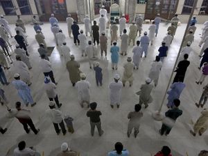 Pakistan Izinkan Salat Berjamaah saat Ramadhan