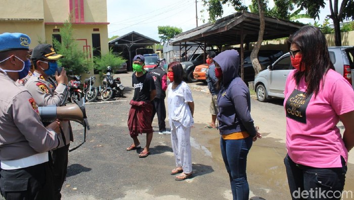 Polres Rembang mengamankan puluhan orang yang nekat kumpul-kumpul saat pandemi Corona, Senin (20/4/2020).