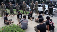Melihat masih banyak warga berkerumun, petugas gabungan dari gugus tugas langsung menghampiri kerumunan tersebut.