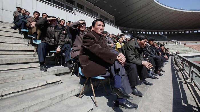 Korea Utara sempat membantah adanya kasus COVID-19 di wilayahnya. Namun beberapa waktu lalu pemerintah setempat laporkan kasus pertama COVID-19 di negara itu.