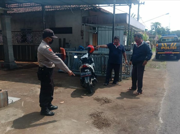 Seorang kakek di Tulungagung diamankan polisi karena membacok tetangganya dengan sebilah sabit. Akibatnya korban mengalami luka bacok di tangan dan kepala.