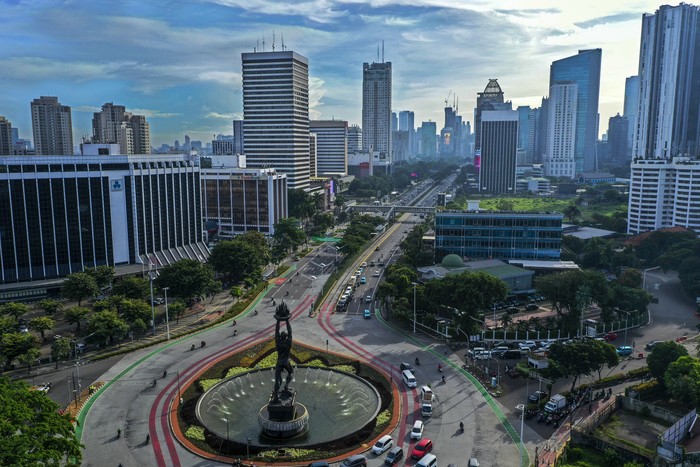 Emisi gas buang kendaraan kerap jadi biang kerok buruknya kualitas udara Jakarta. Jika memang demikian, pemerintah diharapkan turun tangan menanganinya.